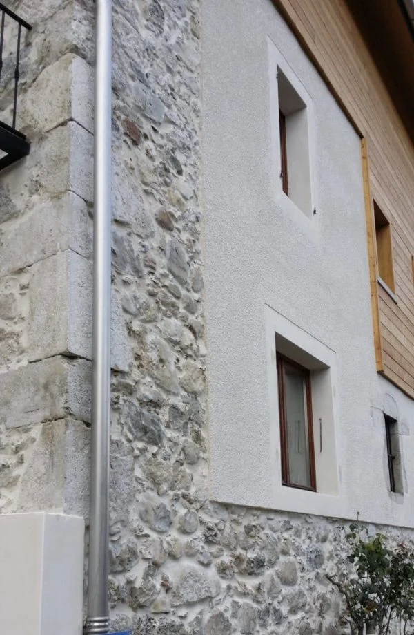Façade en pierre avec joints à la chaux à Doussard